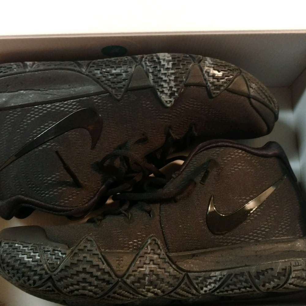 NIKE Kyrie 4 Men's athletic shoes (9.5)